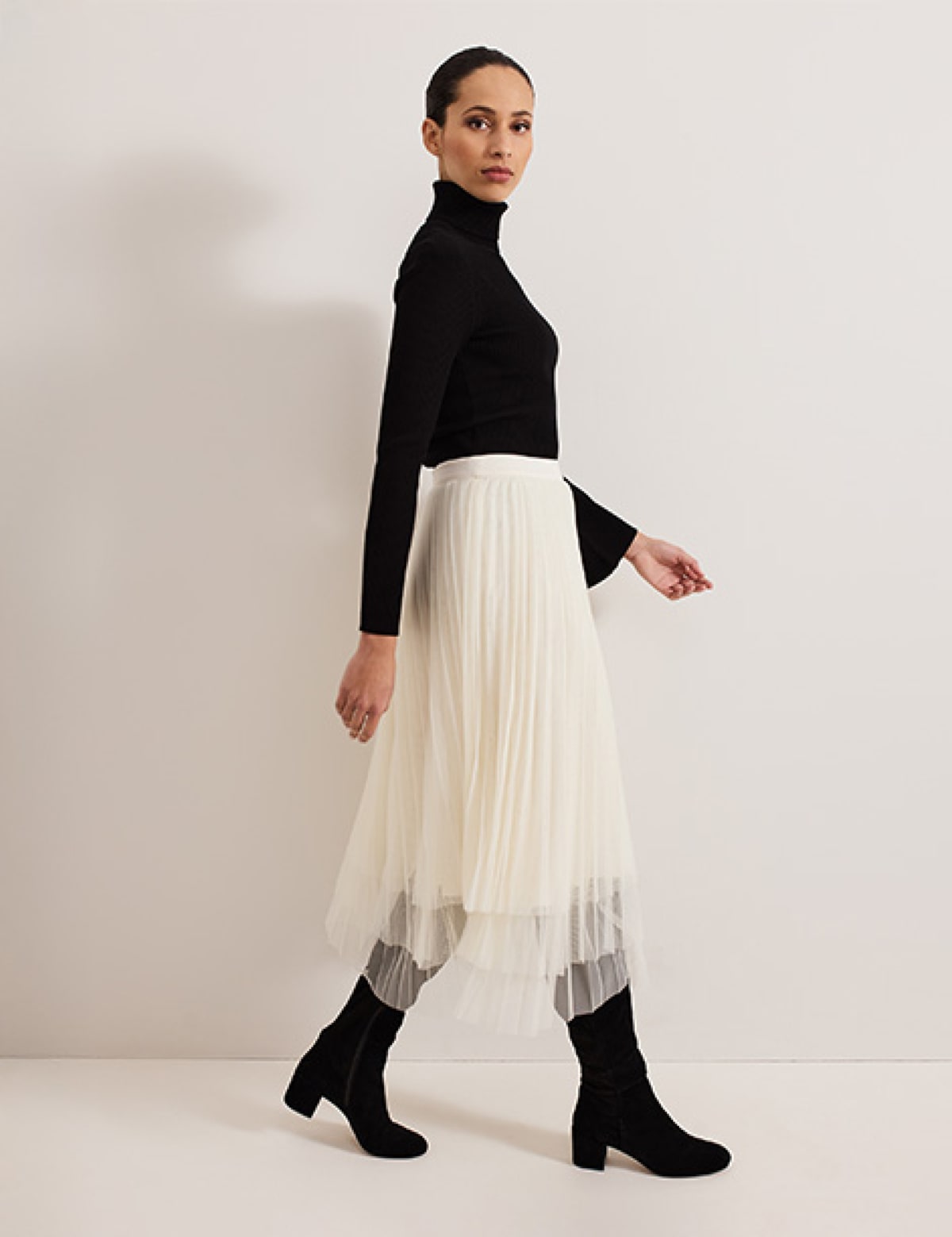Woman wearing Phase Eight outfit